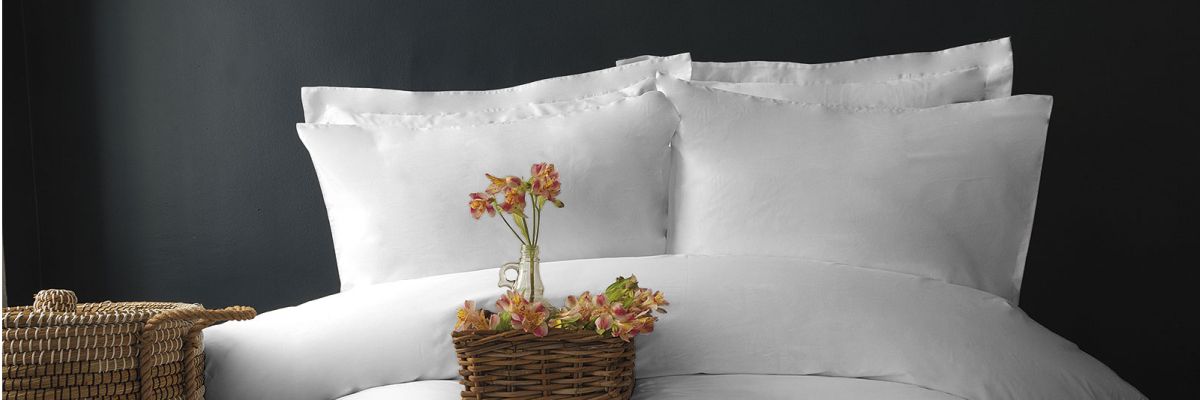 Odkrivanje skrivnosti izjemnega udobja: Prednosti bele satenaste posteljnine za apartmaje